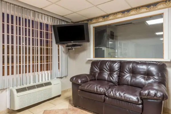 Super 8 by Wyndham Old Saybrook Main image